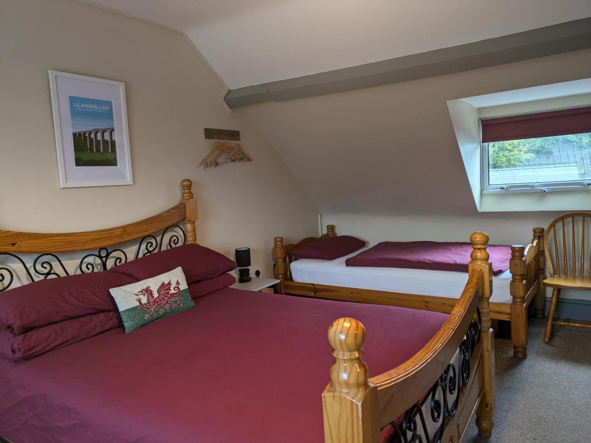 Llangollen Hostel Guest Rooms - No Dormitories - Self Catering Bilik gambar
